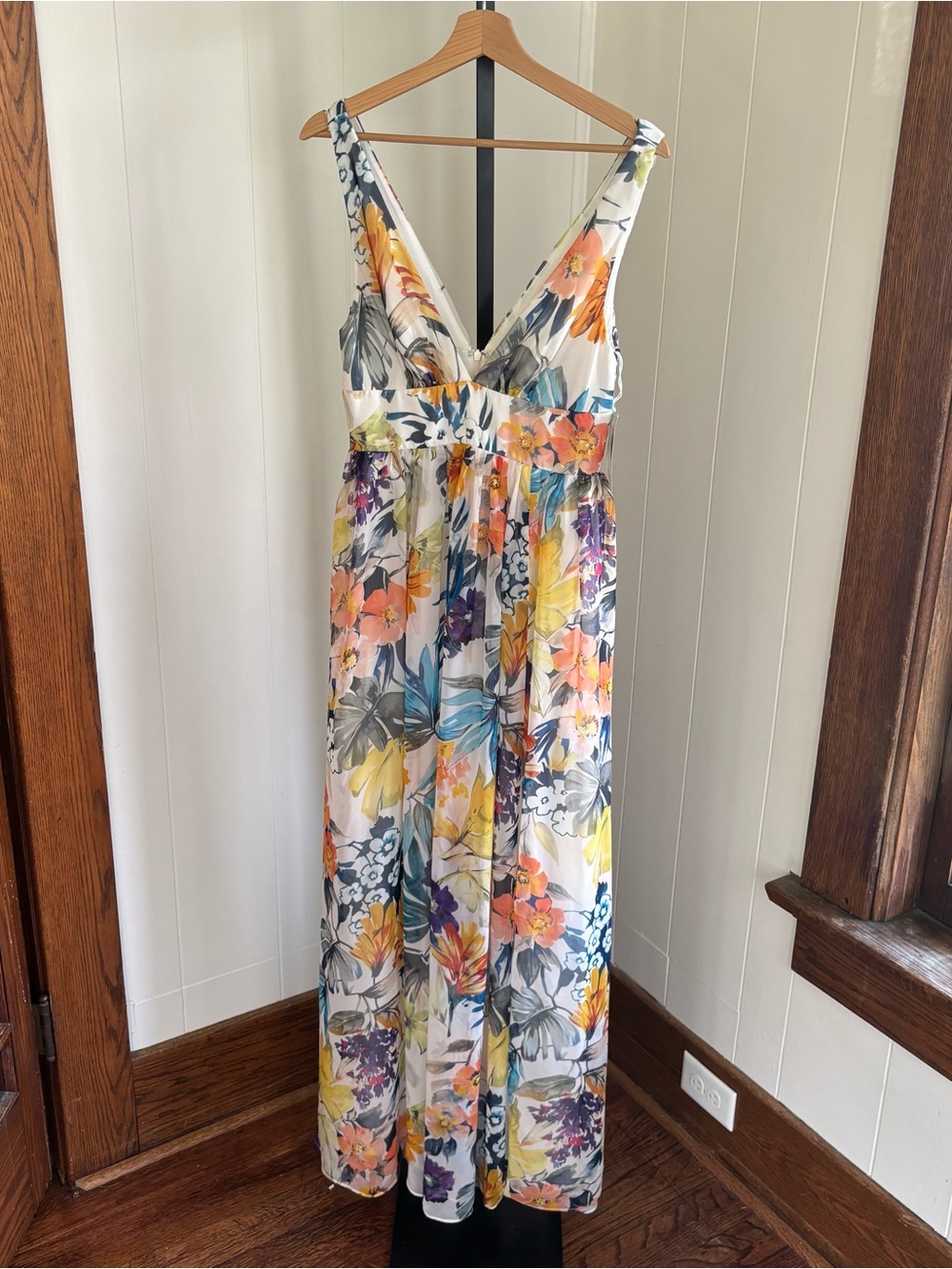 Liv Foster Floral V Neck Chiffon Sleeveless Gown Womens US 4 NWT *NOTE Wedding